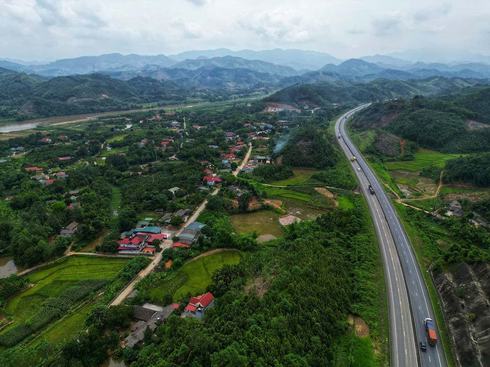 Dự án Cao tốc Hà Nội-Lào Cai góp phần phát triển kinh tế từ vùng đồng bằng lên miền núi. (Ảnh: Tuấn Anh/TTXVN)