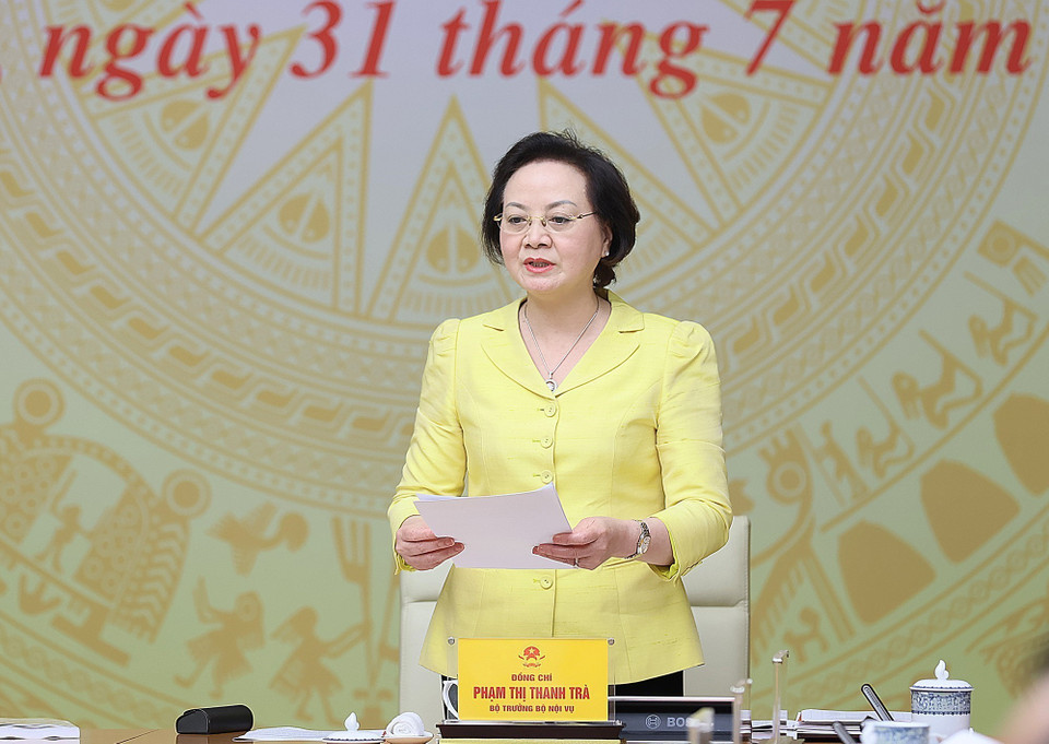 Bộ trưởng Bộ Nội vụ Phạm Thị Thanh Trà trình bày nội dung Nghị quyết của Ủy ban Thường vụ Quốc hội về sắp xếp đơn vị hành chính cấp huyện, cấp xã giai đoạn 2023-2030. (Ảnh: Dương Giang/TTXVN)