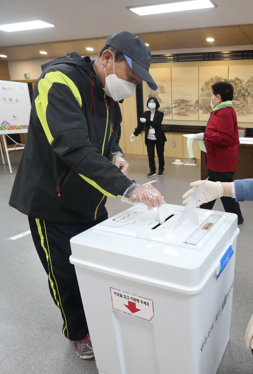 Cử tri bỏ phiếu tại một địa điểm bầu cử ở Jeju, Hàn Quốc, ngày 15/4. (Ảnh: YONHAP/TTXVN)