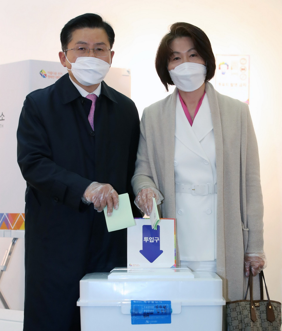 Cử tri bỏ phiếu tại một địa điểm bầu cử ở Seoul, Hàn Quốc. (Ảnh: Yonhap/TTXVN)