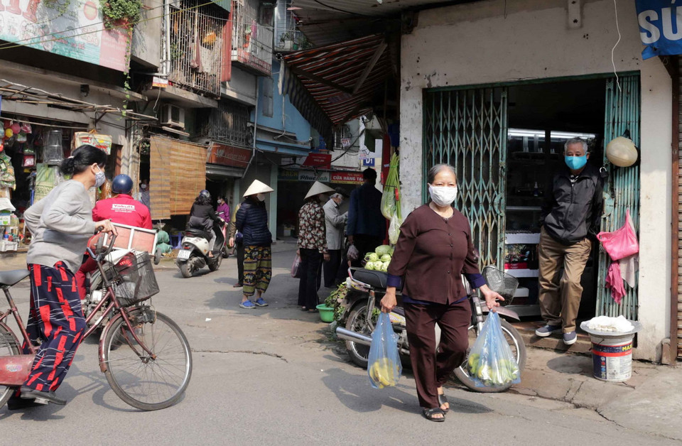 Người dân mau bán tại chợ dân sinh tự phát tại phường Quỳnh Mai, quận Hai Bà Trưng. (Ảnh: Trần Việt/TTXVN)