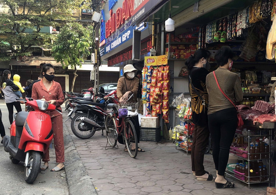 Người dân mau bán tại chợ dân sinh tự phát tại phường Quỳnh Mai, quận Hai Bà Trưng. (Ảnh: Trần Việt/TTXVN)