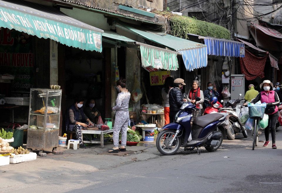 Mua bán tại chợ dân sinh tự phát trên phố Lương Yên, quận Hai Bà Trưng. (Ảnh: Trần Việt/TTXVN)