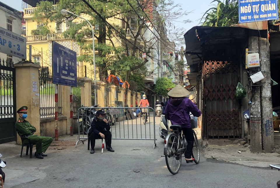  Một chợ dân sinh trong ngõ ở phường Quỳnh Mai, quận Hai Bà Trưng bị hạn chế hoạt động trong thời gian giãn cách xã hội. (Ảnh: Trần Việt/TTXVN)