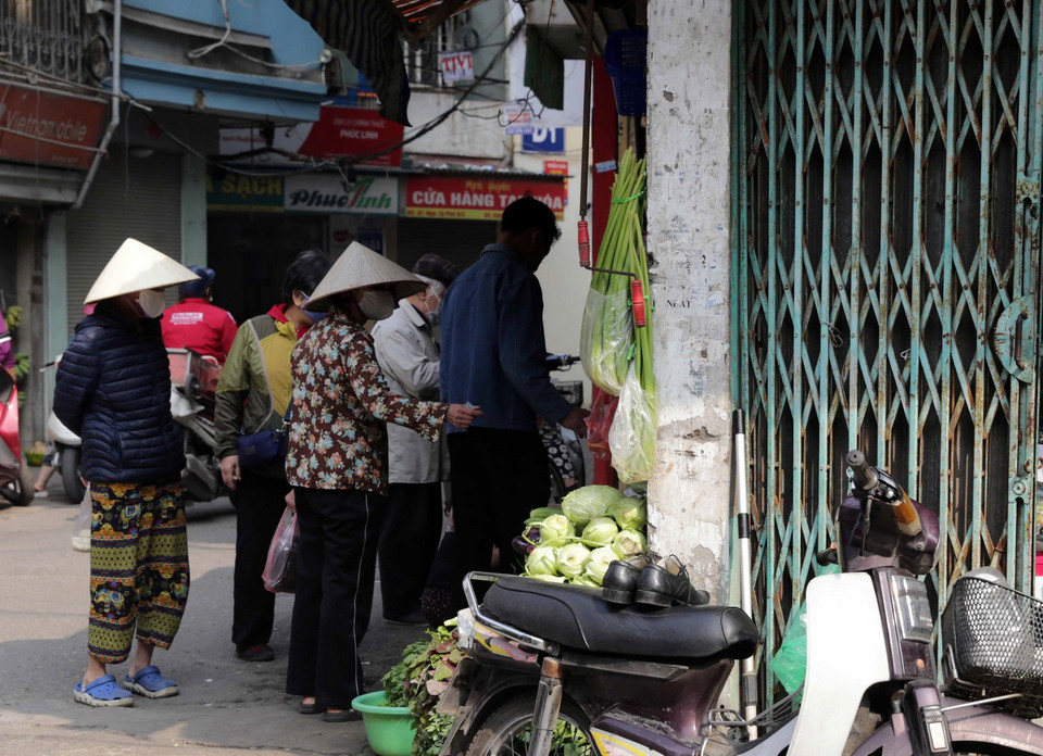 Người dân mau bán tại chợ dân sinh tự phát tại phường Quỳnh Mai, quận Hai Bà Trưng. (Ảnh: Trần Việt/TTXVN)