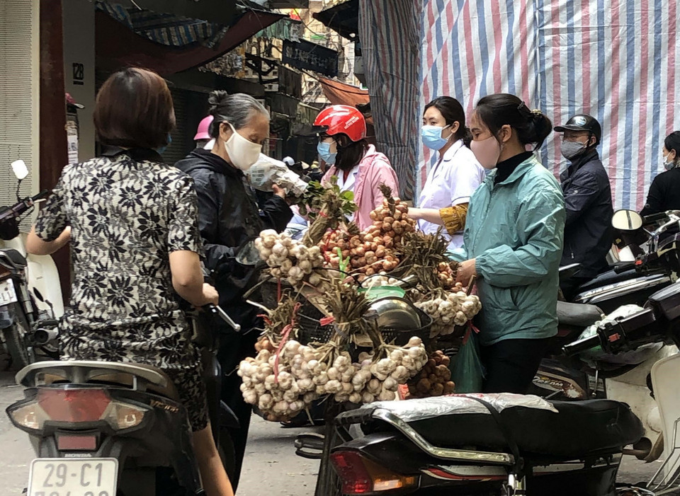 Tuy nhiên tại nhiều chợ dân sinh tự phát người mua, bán đã “quên” không thực hiện về quy định giãn cách khi tiếp xúc, trao đổi, thói quen này sẽ rất nguy hiểm với những bất ngờ của dịch bệnh. Trong ảnh: Mua bán tại chợ dân sinh tự phát trên phố Nguyễn Cao, quận Hai Bà Trưng. (Ảnh: Trần Việt/TTXVN)