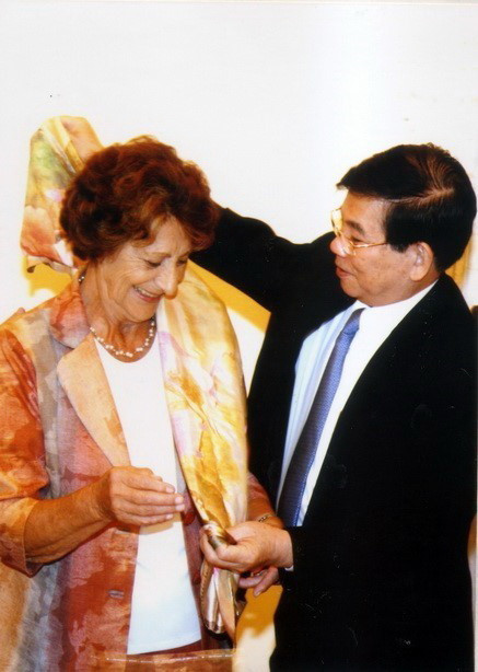 Chủ tịch nước Nguyễn Minh Triết tặng khăn lụa tơ tằm cho bà Angela Magarrita Jeria, thân mẫu Tổng thống Chile Michelle Bachelet Jeria sang thăm Việt Nam năm 2008. (Ảnh: Tùng Lâm/TTXVN)