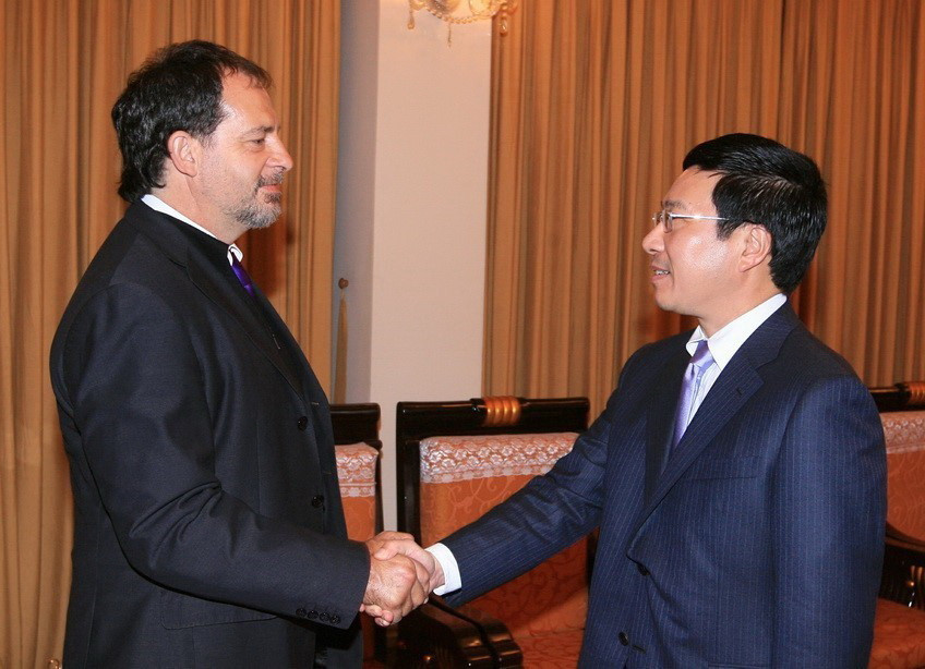 Bộ trưởng Ngoại giao Phạm Bình Minh hội kiến Chủ tịch Thượng viện Chile Guido Girardi Lavín thăm chính thức Việt Nam năm 2012. (Ảnh: TTXVN)