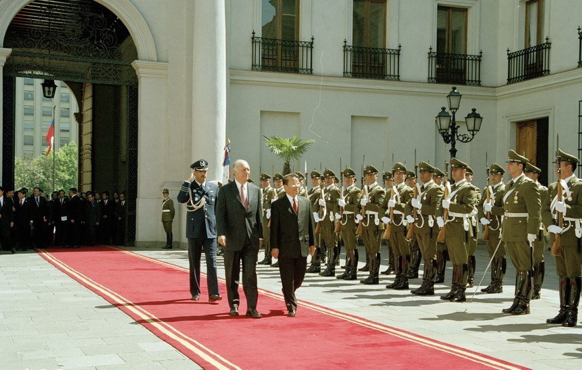Tổng thống Chile Ricardo Lagos đón Chủ tịch nước Trần Đức Lương trong chuyến thăm chính thức Chile từ ngày 18-19/11/2004. (Ảnh: Nguyễn Khang/TTXVN)