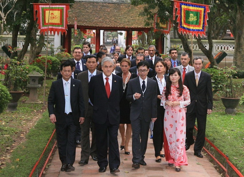 Trong chuyến thăm chính thức Việt Nam, Tổng thống Chile Sebastian Pinera Echenique đến thăm Khu di tích Văn Miếu-Quốc Tử Giám ở Hà Nội năm 2012. (Ảnh: TTXVN)