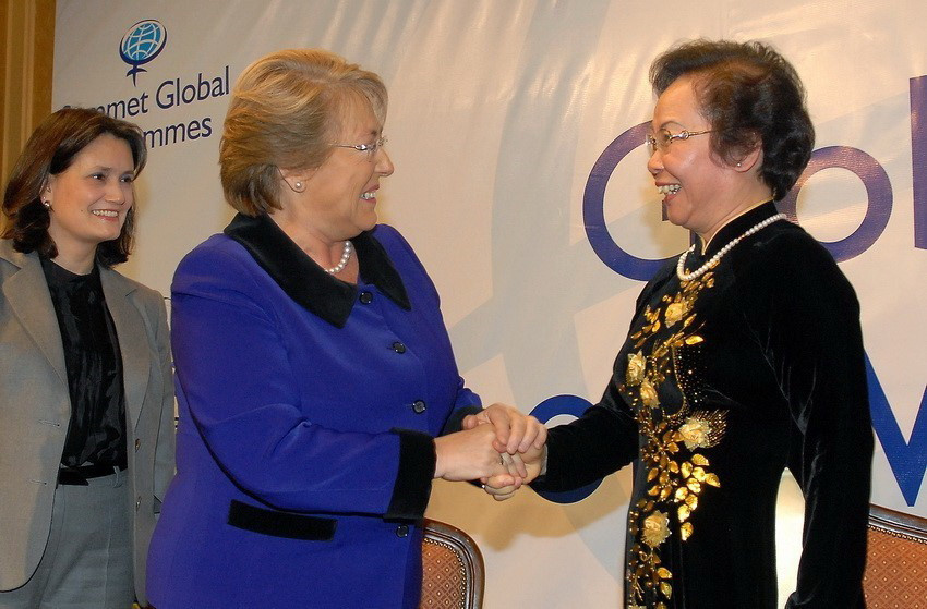 Phó Chủ tịch nước Nguyễn Thị Doan gặp Tổng thống Chile Michelle Bachelet bên lề Hội nghị thượng đỉnh Phụ nữ toàn cầu lần thứ 19, tổ chức tại Chile năm 2009. (Ảnh: Nhan Sáng/TTXVN)
