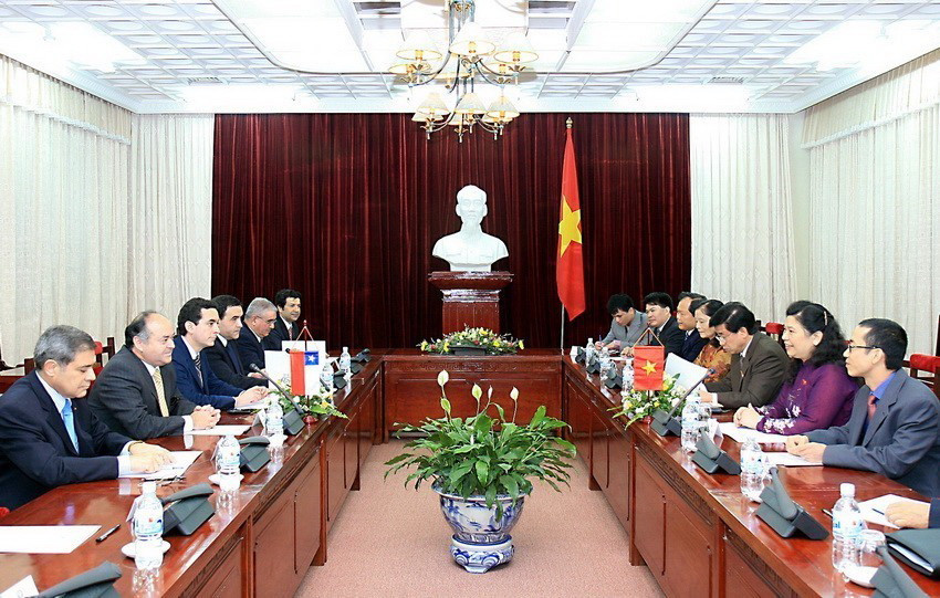 Phó Chủ tịch Quốc hội Tòng Thị Phóng hội đàm với Phó Chủ tịch Hạ viện Chile Jorge Ulloa năm 2008. (Ảnh: Thống Nhất/TTXVN)