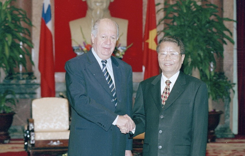 Chủ tịch nước Trần Đức Lương đón Tổng thống Chile Ricardo Lagos thăm cấp Nhà nước đến Việt Nam ngày 22/10/2003. (Ảnh: Nhan Sáng/TTXVN)