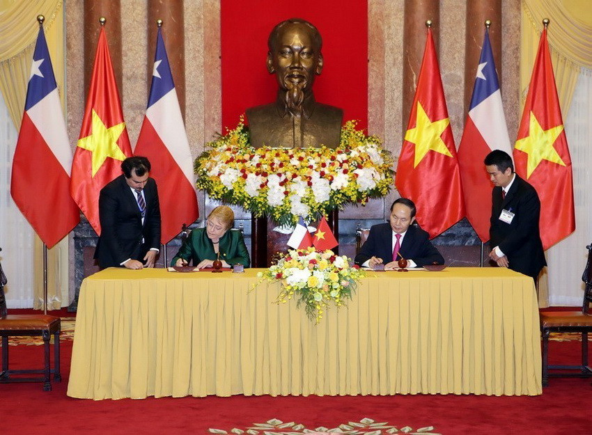 Chủ tịch nước Trần Đại Quang và Tổng thống Chile Michelle Bachelet ký văn kiện hợp tác giữa hai nước trong chuyến thăm chính thức Việt Nam, ngày 9/11/2017. (Ảnh: Nguyễn Dân/TTXVN)