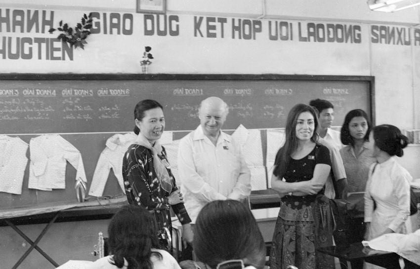Ông Volodia Teitelboim Voloski, Ủy viên Bộ chính trị Trung ương Đảng Cộng sản Chile thăm trường Sương Nguyệt Ánh tại thành phố Hồ Chí Minh năm 1976. (Ảnh: Tứ Hải/TTXVN)