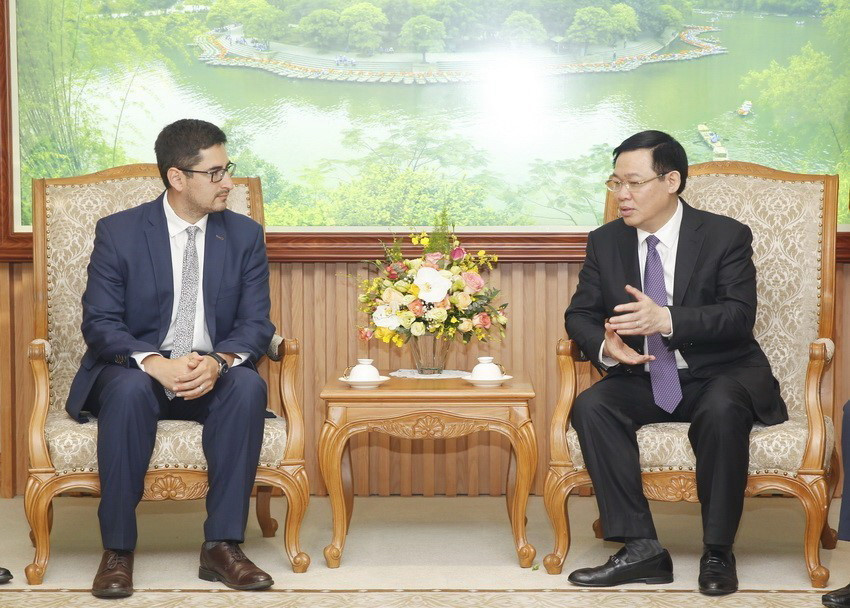 Phó Thủ tướng Vương Đình Huệ tiếp ông Gonzalo Gualquil Smoje, Đại biện lâm thời Cộng hòa Chile tại Việt Nam năm 2018. (Ảnh: Lâm Khánh/TTXVN)