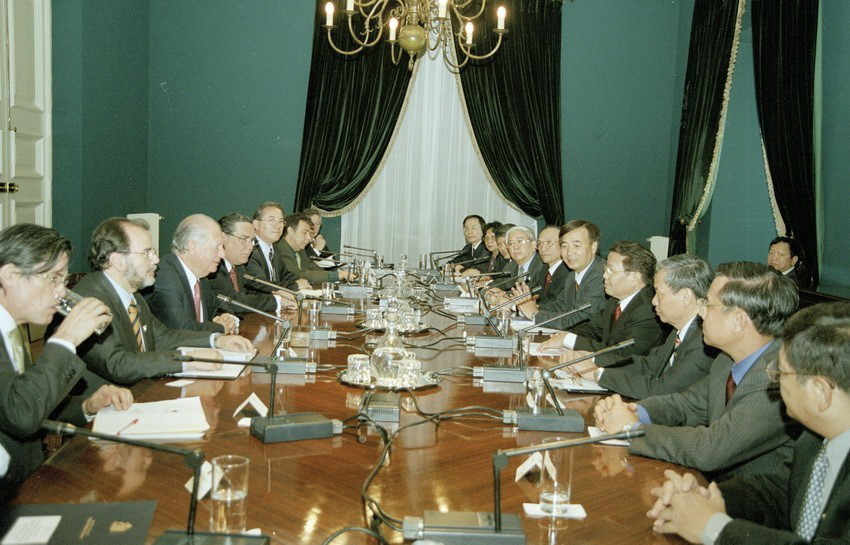 Tổng thống Chile Ricardo Lagos hội đàm với Chủ tịch nước Trần Đức Lương trong chuyến thăm chính thức Chile từ ngày 18-19/11/2004. (Ảnh: Nguyễn Khang/TTXVN)