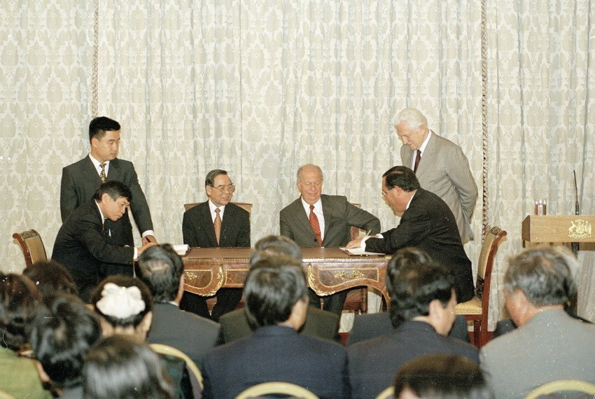 Tổng thống Chile Ricardo Logos cùng Thủ tướng Phan Văn Khải chứng kiến lễ ký kết các văn bản hợp tác giữa hai nước năm 2002. (Ảnh: Đức Tám/TTXVN)