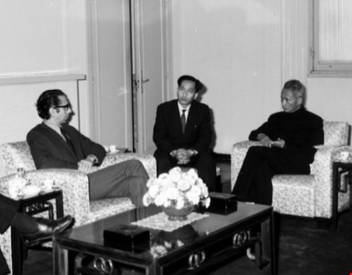 Thủ tướng Phạm Văn Đồng nói chuyện thân mật với Tổng Bí thư Đảng Xã hội Chile Carlos Altamirano Orrego thăm Việt Nam ngày 19/3/1972. (Ảnh: Thế Trung/TTXVN)