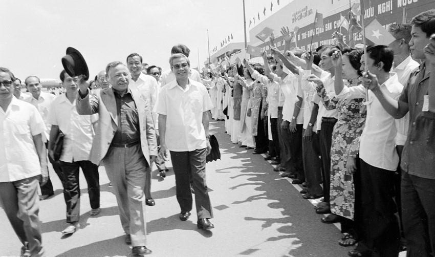 Nhân dân Thành phố Hồ Chí Minh nồng nhiệt chào mừng ông Luis Corvalan, Tổng Bí thư Đảng Cộng sản Chile đến thăm thành phố năm 1978. (Ảnh: Ngọc Khanh/TTXVN)