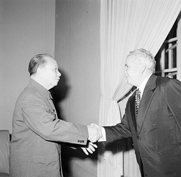 Đồng chí Trường Chinh, Chủ tịch Ủy ban Thường vụ Quốc hội tiếp ông Fernando Murillo Viana, phái viên Liên minh đoàn kết nhân dân Chile thăm Việt Nam ngày 18/10/1973. (Ảnh: Ngọc Khanh/TTXVN)