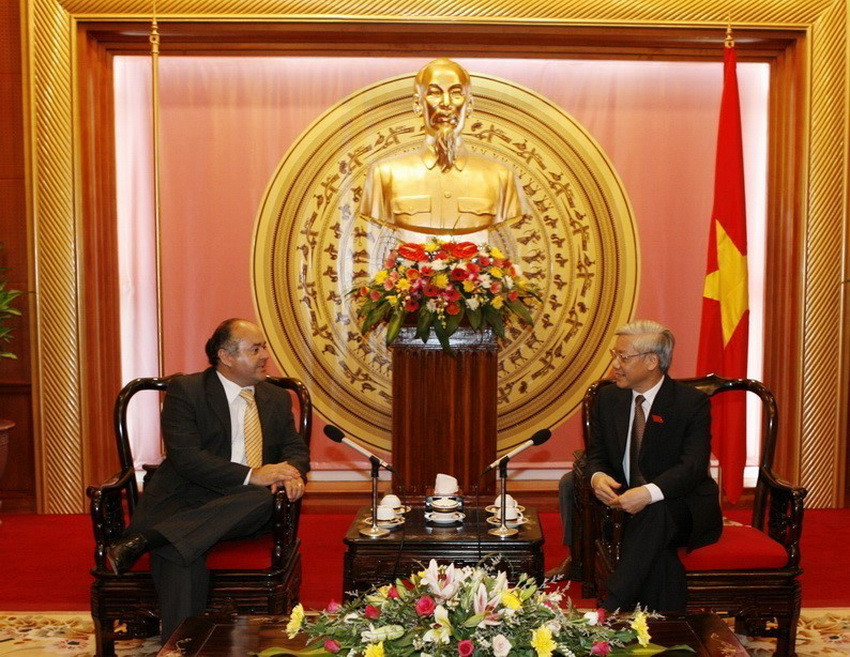 Chủ tịch Quốc hội Nguyễn Phú Trọng tiếp Phó Chủ tịch Hạ viện Chile Jorge Ulloa thăm Việt Nam ngày 28/7/2008. (Ảnh: Trí Dũng/TTXVN)