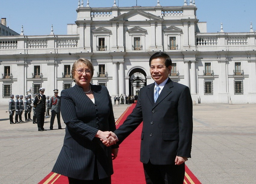 Tổng thống Michelle Bachele Jeria đón Chủ tịch nước Nguyễn Minh Triết thăm chính thức Chile từ ngày 29/9-1/10/2009. (Ảnh: Nguyễn Khang/TTXVN)