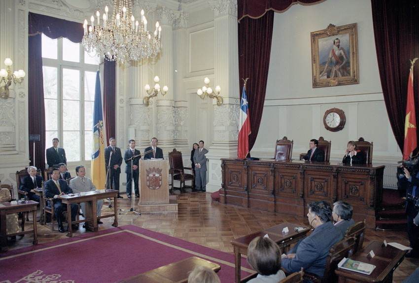 Thủ tướng Phan Văn Khải dự Lễ công nhận Thủ tướng là khách danh dự của thành phố Santiago de Chile và trao chìa khóa thành phố cho Thủ tướng trong chuyến thăm chính thức Chile năm 2002. (Ảnh: Đức Tám/TTXVN)