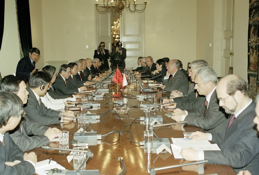 Tổng thống Chile Ricardo Logos hội đàm với Thủ tướng Phan Văn Khải trong chuyến thăm chính thức Chile năm 2002. (Ảnh: Đức Tám/TTXVN)