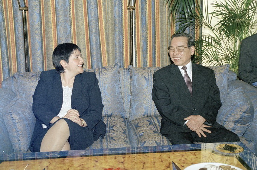 Thủ tướng Phan Văn Khải tiếp Bộ trưởng Kế hoạch và Hợp tác Chile về chương trình "Sáng kiến khoa học thiên niên kỷ" năm 2002. (Ảnh: Đức Tám/TTXVN)