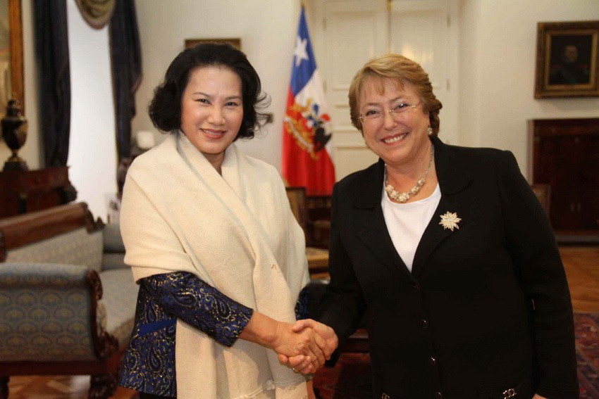 Phó Chủ tịch Quốc hội Nguyễn Thị Kim Ngân gặp Tổng thống Chile Michelle Bachelet nhân dịp tham dự Dự án “Nâng cao năng lực lãnh đạo của cán bộ nữ phục vụ triển khai hội nhập quốc tế” do Bộ Ngoại giao và Chương trình phát triển của Liên hợp quốc (UNDP) thực hiện tổ chức tại Chile năm 2014. (Ảnh: Quang Sơn/TTXVN)