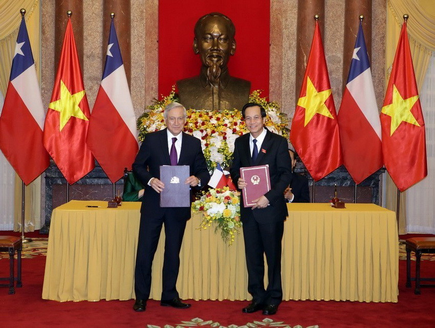 Chủ tịch nước Trần Đại Quang và Tổng thống Chile Michelle Bachelet Jeria chứng kiến Lễ ký văn kiện hợp tác giữa hai nước năm 2017. (Ảnh: Nguyễn Dân/TTXVN)