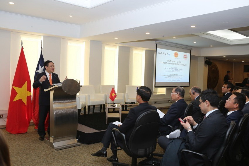 Phó Thủ tướng Chính phủ Vương Đình Huệ phát biểu tại Diễn đàn Thương mại-Đầu tư Việt Nam-Chile trong chuyến thăm chính thức Chile năm 2018. (Ảnh: Hoài Nam/TTXVN)