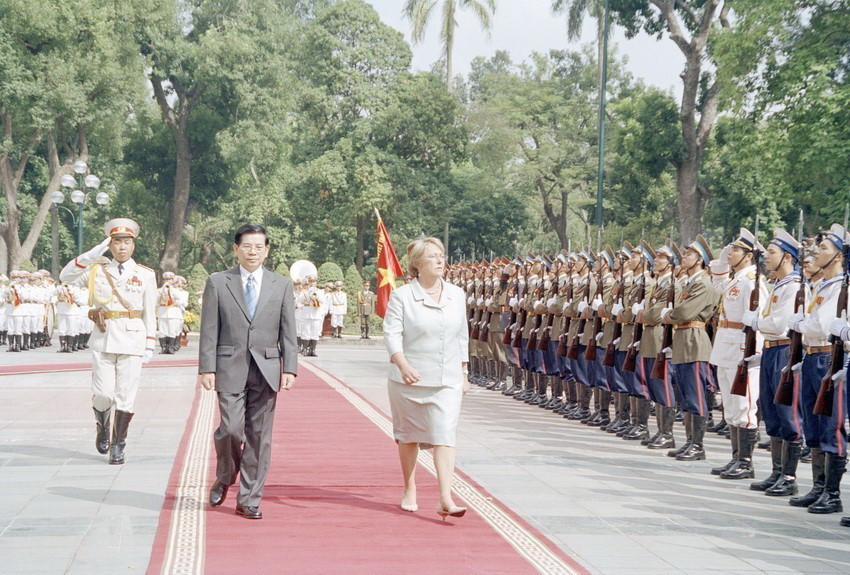 Chủ tịch nước Nguyễn Minh Triết chủ trì lễ đón Tổng thống Chile Michelle Bachelet thăm cấp Nhà nước đến Việt Nam năm 2006. (Ảnh: Nguyễn Khang/TTXVN)
