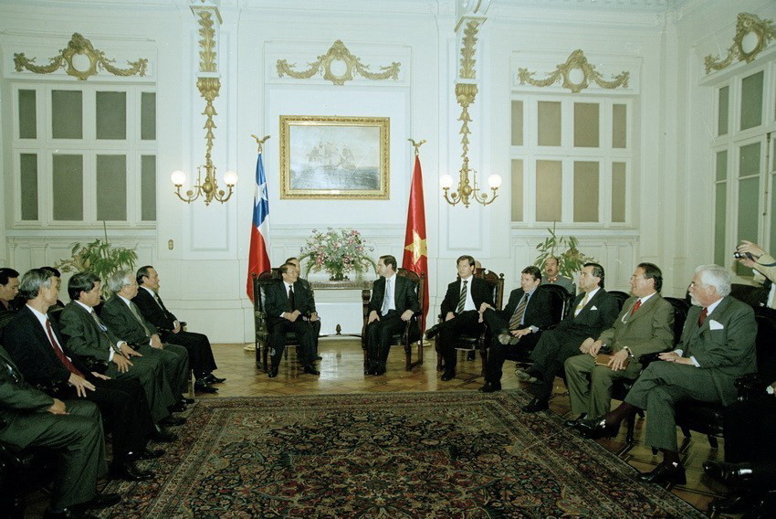 Chủ tịch Hạ viện Chile Pablo Lorenzini và Chủ tịch Thượng viện Hernan Larrain hội kiến Chủ tịch nước Trần Đức Lương trong chuyến thăm chính thức Chile từ ngày 18-19/11/2004. (Ảnh: Nguyễn Khang/TTXVN)