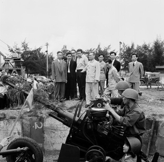 Tổng Bí thư Đảng Xã hội Chile Carlos Altamirano Orrego thăm đơn vị tự vệ nhà máy đóng tàu tại Hải Phòng trong chuyến thăm Việt Nam ngày 18/3/1972. (Ảnh: Thế Trung/TTXVN)