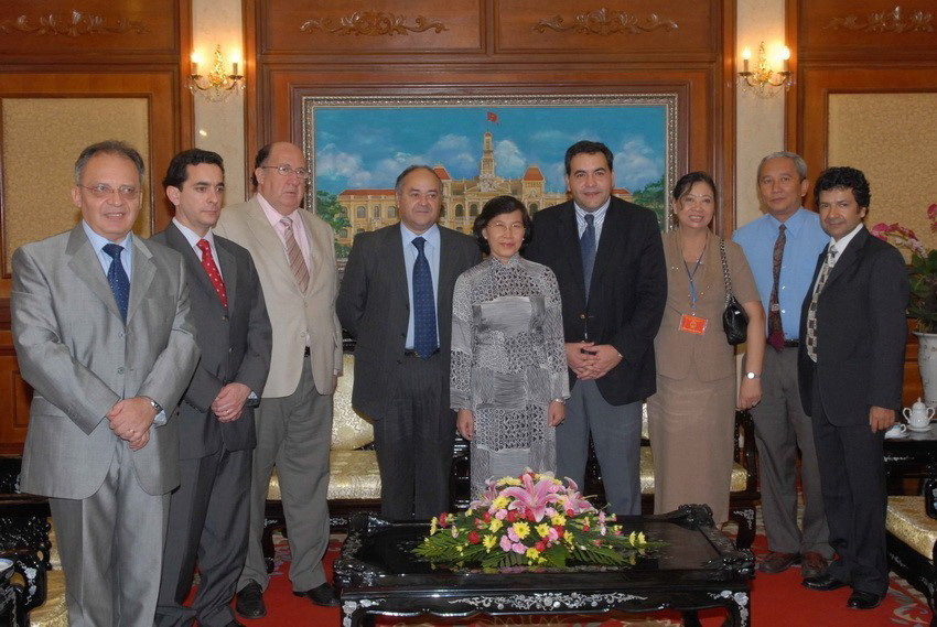 Chủ tịch HĐND Thành phố Hồ Chí Minh Phạm Phương Thảo tiếp Đoàn đại biểu Hạ nghị sỹ Chile do Phó Chủ tịch Hạ viện Chile Jorge Ulloa làm trưởng đoàn thăm Thành phố năm 2008. (Ảnh: Tràng Dương/TTXVN)