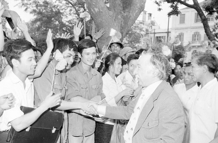 Nhân dân Thủ đô Hà Nội nồng nhiệt chào đón ông Luis Corvalán, Tổng Bí thư Đảng Cộng sản Chile sang thăm Việt Nam, tháng 5/1978. (Ảnh: TTXVN)