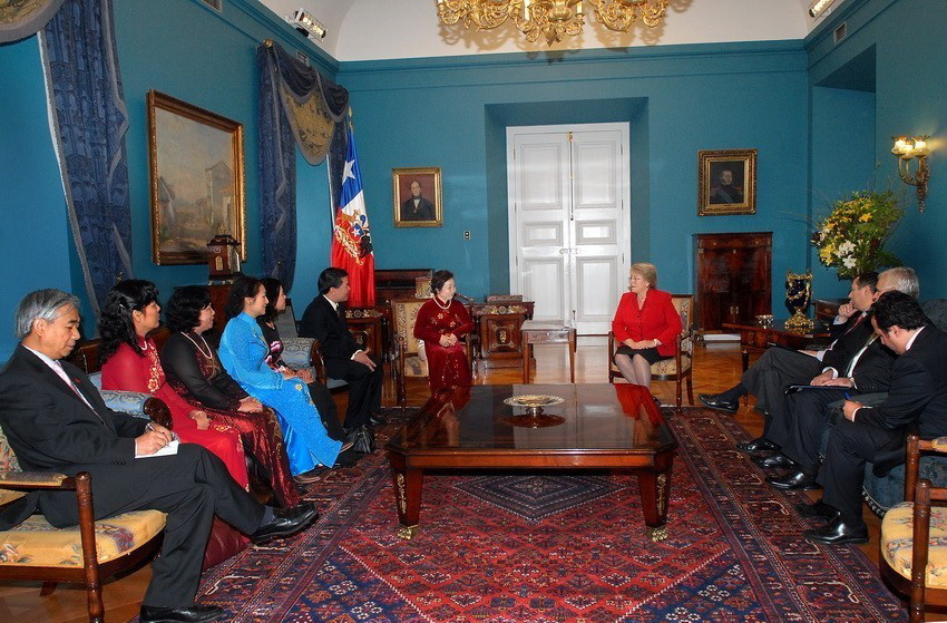 Phó Chủ tịch nước Nguyễn Thị Doan tới chào Tổng thống Chile Michelle Bachalet Jeria nhân dịp tham dự Hội nghị Phụ nữ toàn cầu lần thứ 19, tổ chức tại Chile năm 2009. (Ảnh: Nhan Sáng/TTXVN)