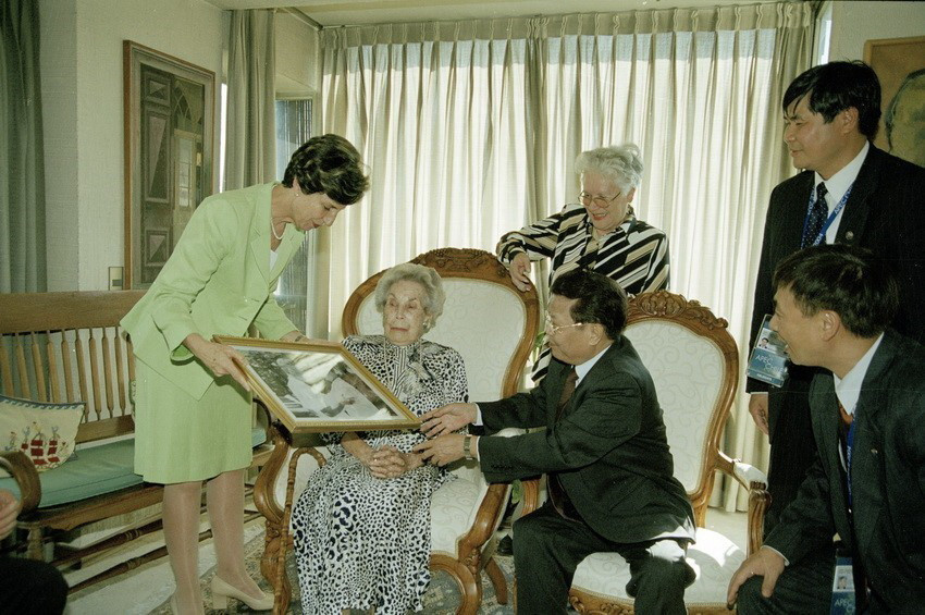 Trong chuyến thăm chính thức Chile năm 2004, Chủ tịch nước Trần Đức Lương đến thăm vợ và con gái cố Tổng thống Chile Salvador Allende, người bạn lớn của nhân dân Việt Nam. (Ảnh: Nguyễn Khang/TTXVN)