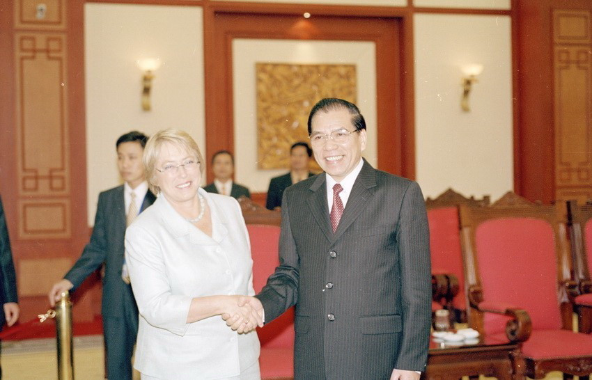 Tổng Bí thư Nông Đức Mạnh tiếp Tổng thống Chile Michelle Bachelet thăm cấp Nhà nước tới Việt Nam, ngày 17/11/2006. (Ảnh: Nguyễn Khang/TTXVN)