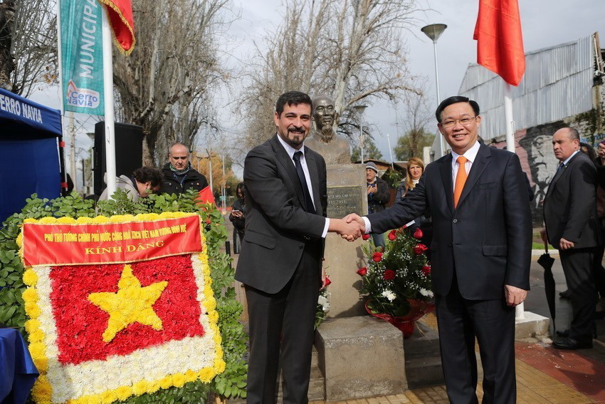 Phó Thủ tướng Chính phủ Vương Đình Huệ đặt vòng hoa trước tượng Chủ tịch Hồ Chí Minh tại Công viên mang tên Người ở thủ đô Santiago de Chile trong chuyến thăm chính thức Chile năm 2018. (Ảnh: Hoài Nam/TTXVN)