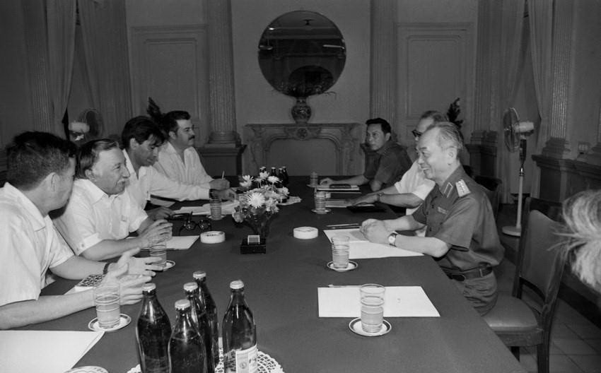 Đại tướng Võ Nguyên Giáp tiếp Đoàn đại biểu Chile do ông Luis Corvalán, Tổng Bí thư Đảng Cộng sản Chile làm trưởng đoàn thăm Việt Nam năm 1978. (Ảnh: Ngọc Khanh/TTXVN)