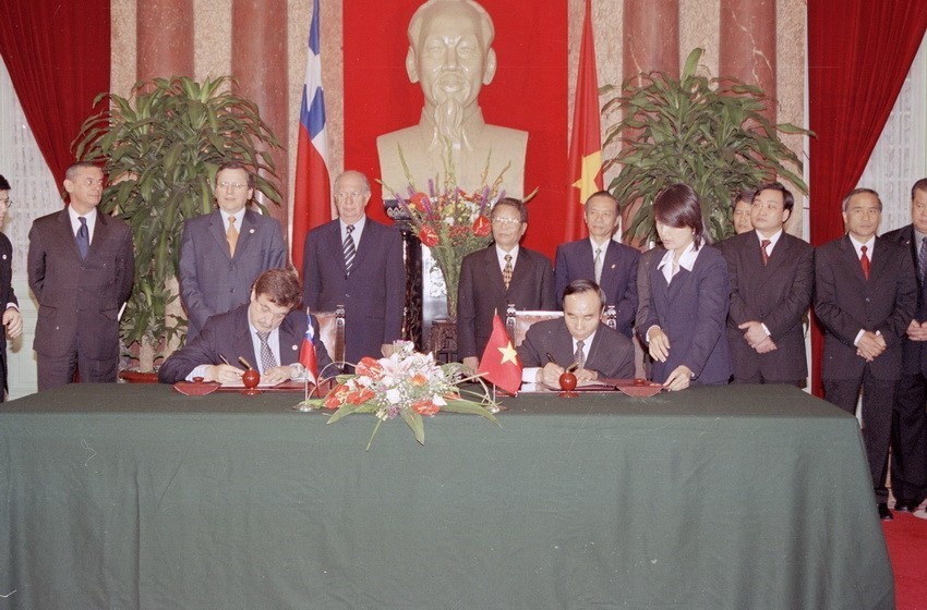 Chủ tịch nước Trần Đức Lương và Tổng thống Chile Ricardo Lagos chứng kiến Lễ ký Ý định thư về hợp tác nghề cá giữa hai nước ngày 22/10/2003. (Ảnh: Nguyễn Khang/TTXVN)