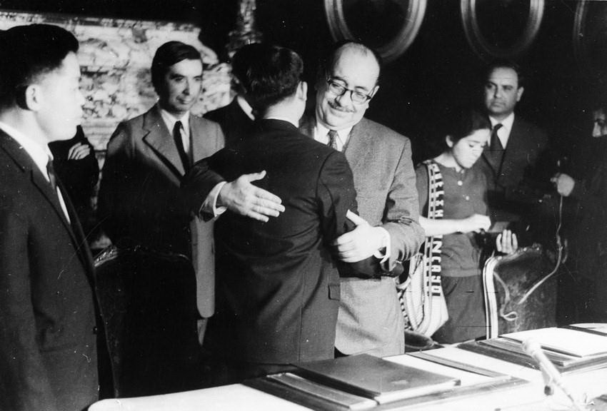 Bộ trưởng Ngoại giao Chile và Trưởng đoàn Thương mại Việt Nam Đoàn Văn ký kết Hiệp định thương mại giữa hai nước năm 1971. (Ảnh: TTXVN)