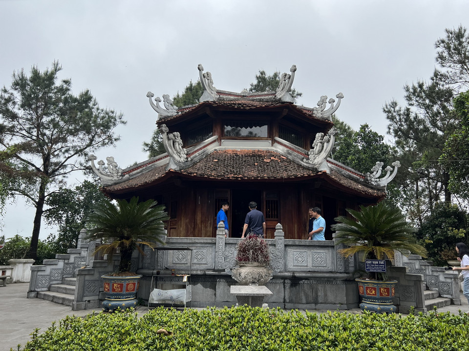 Đền thờ Cố Tổng Bí thư Lê Duẩn là công trình biểu tượng cho tình cảm thiêng liêng, lòng biết ơn của các thế hệ người Hà Tĩnh đối với Cố Tổng Bí thư; đồng thời trở thành địa chỉ đỏ giáo dục truyền thống yêu nước và cách mạng cho các thế hệ, là điểm đến hấp dẫn trong chuỗi các địa chỉ du lịch tâm linh và văn hóa Hà Tĩnh. (Ảnh: Trần Hương Sơn/Vietnam+)