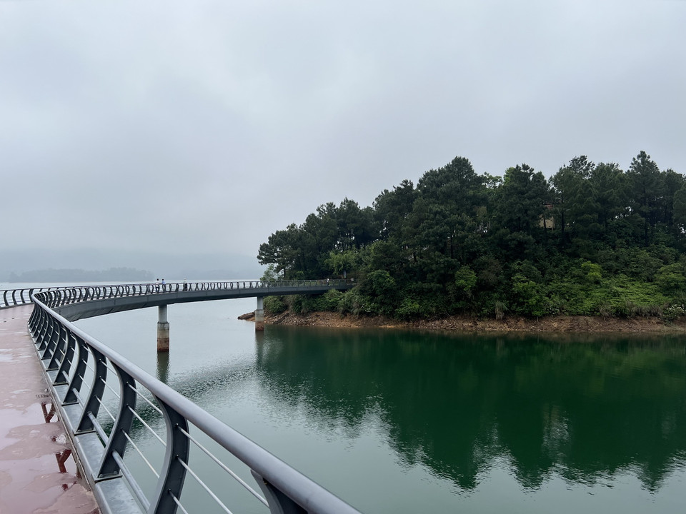 Cây cầu cong luôn hấp dẫn du khách đến với hồ Kẻ Gỗ. (Ảnh: Trần Hương Sơn/Vietnam+)