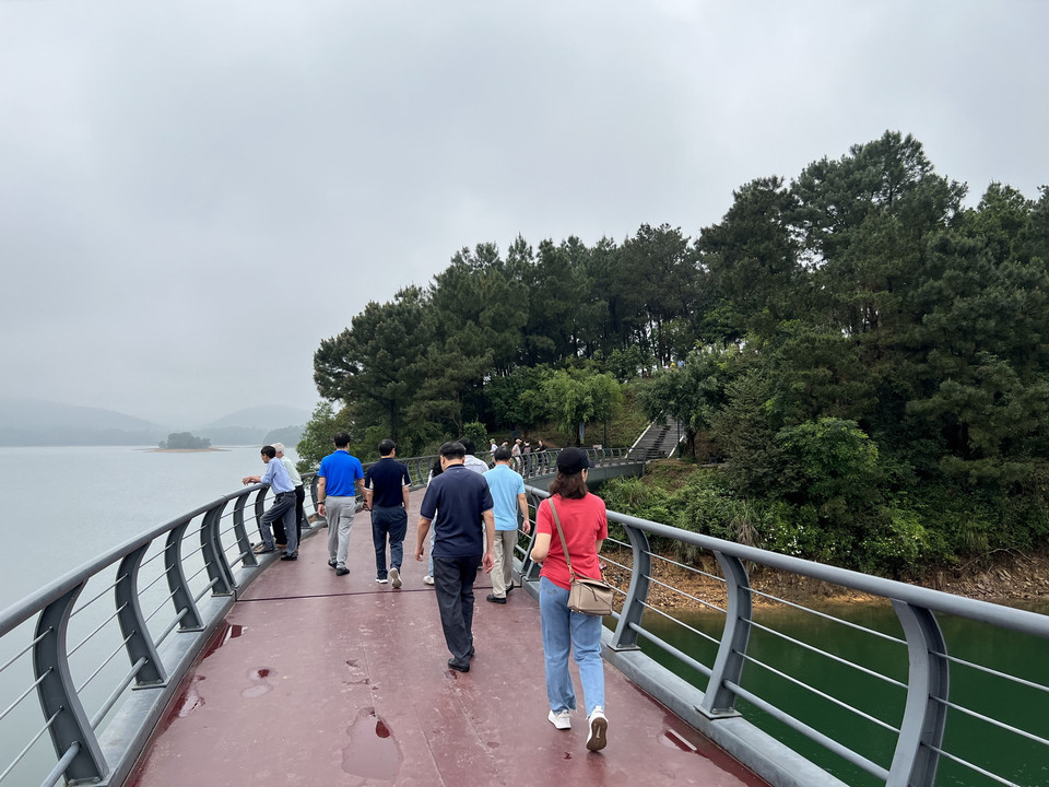 Khách du lịch tham quan hồ Kẻ Gỗ. (Ảnh: Trần Hương Sơn/Vietnam+)