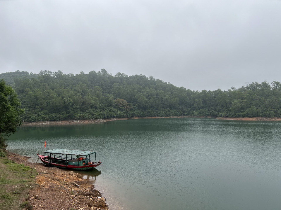 Nằm cách trung tâm thành phố Hà Tĩnh chưa đầy 20km về phía Tây Nam, công trình đại thủy nông hồ Kẻ Gỗ được khởi công xây dựng và hoàn thành trong đúng ba năm, từ năm 1976-1979. (Ảnh: Trần Hương Sơn/Vietnam+)
