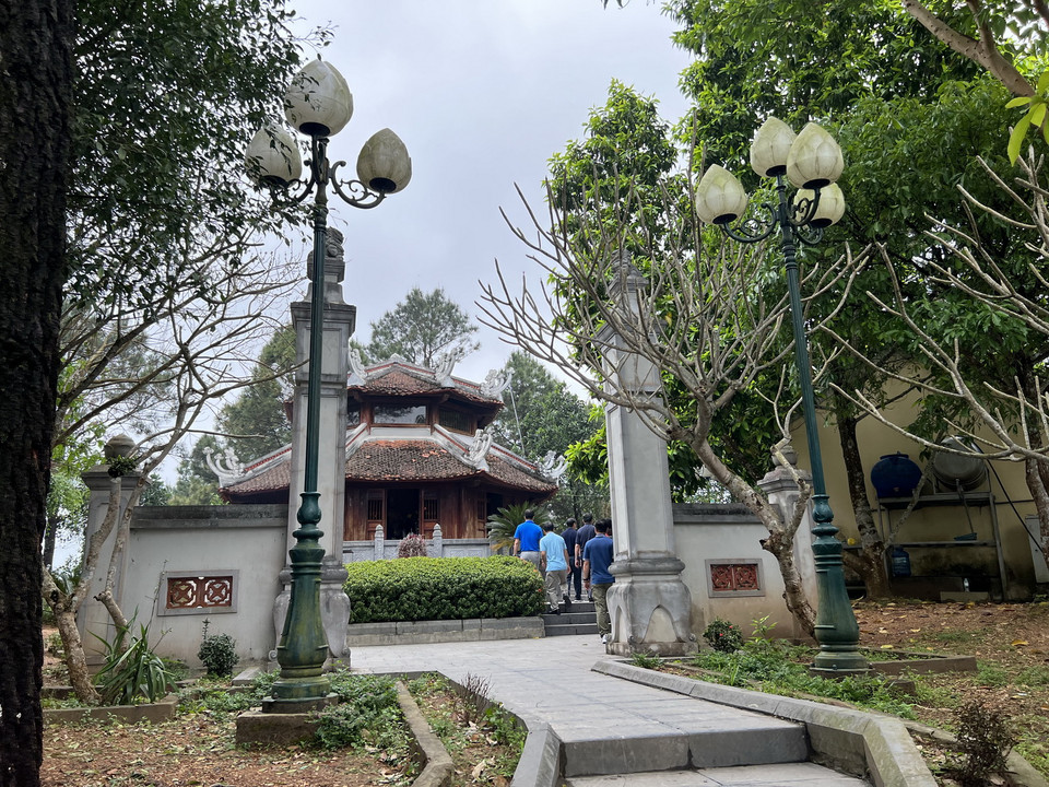 Đến với hồ Kẻ Gỗ, du khách có thể thăm, dâng hương và vãn cảnh tại đền thờ cố Tổng Bí thư Lê Duẩn. (Ảnh: Trần Hương Sơn/Vietnam+)